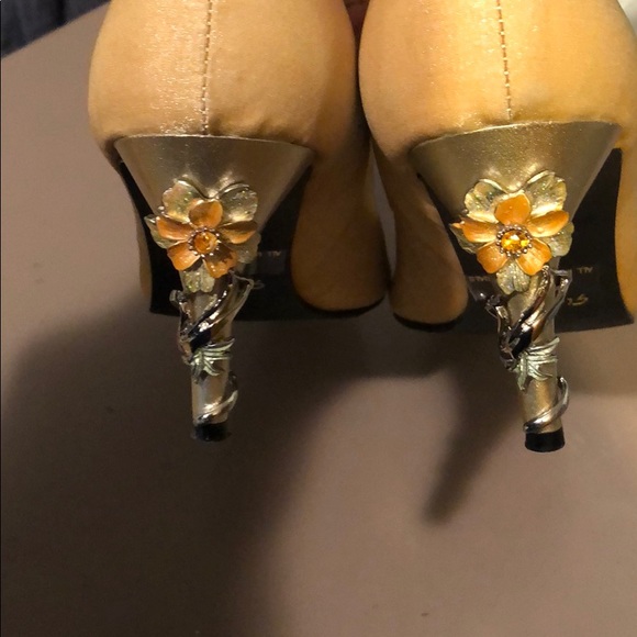 Shoes - ❤️Gold heels